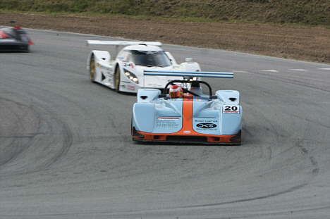 Alex Frederichsen i hvid fabriks-Aquila bag bilen fra sit eget team.